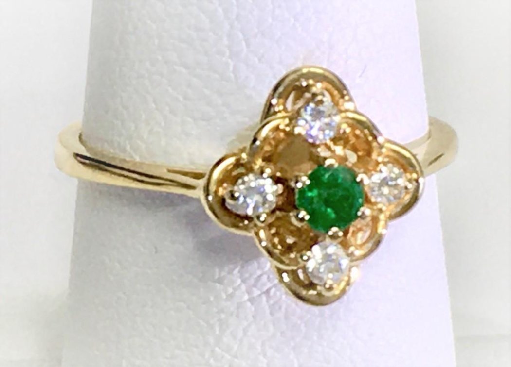 14k Solid Gold, Emerald & Bright White Round Diamond Side Stones Estate Ring! 2.408 Grams! Size 6.5