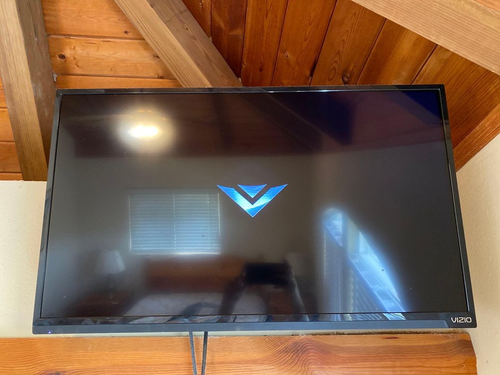 32" Vizio Wall Mount TV with Remote 