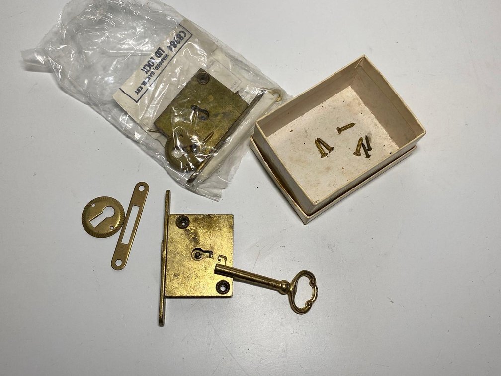 Brass Chest/Cabinet Lid Lock with Key 