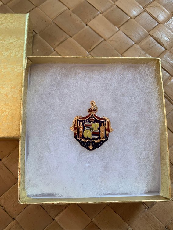 14k gold Hawaiian coat of arms pendant