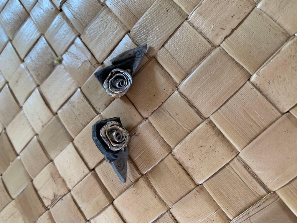 Rose motif stud-style earing