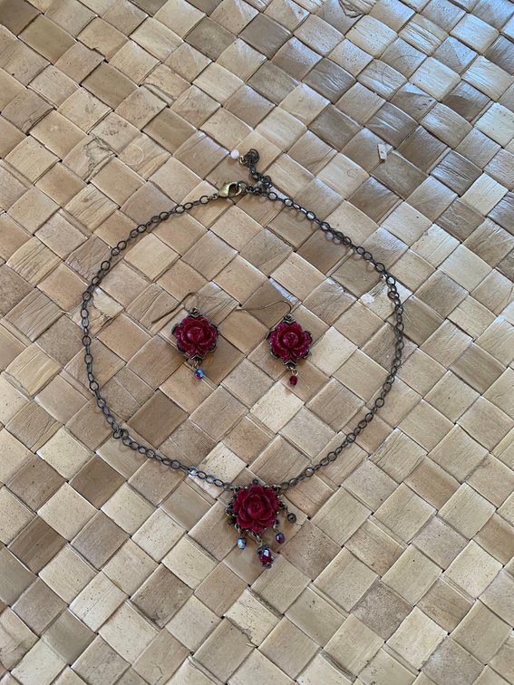 Necklace and earrings set