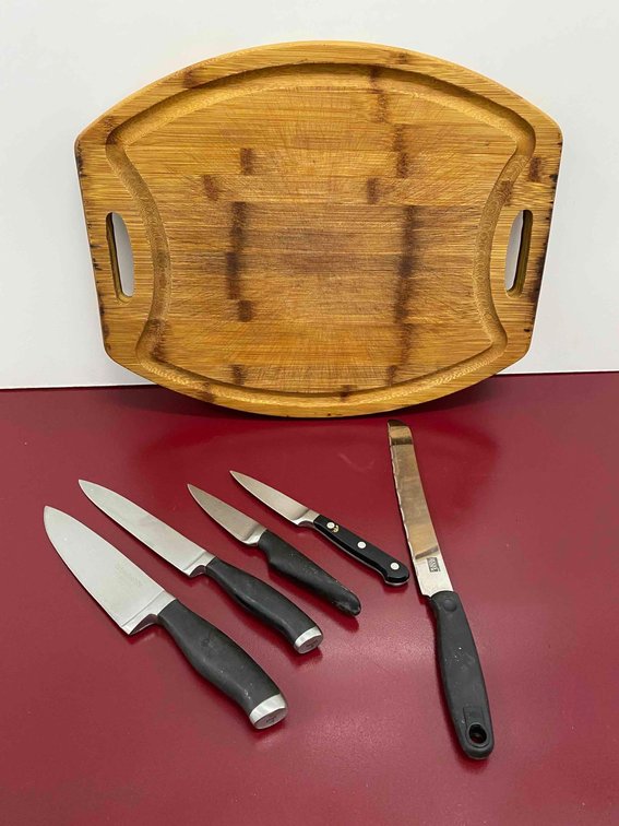 Wood Cutting Board and Kitchen Knives 