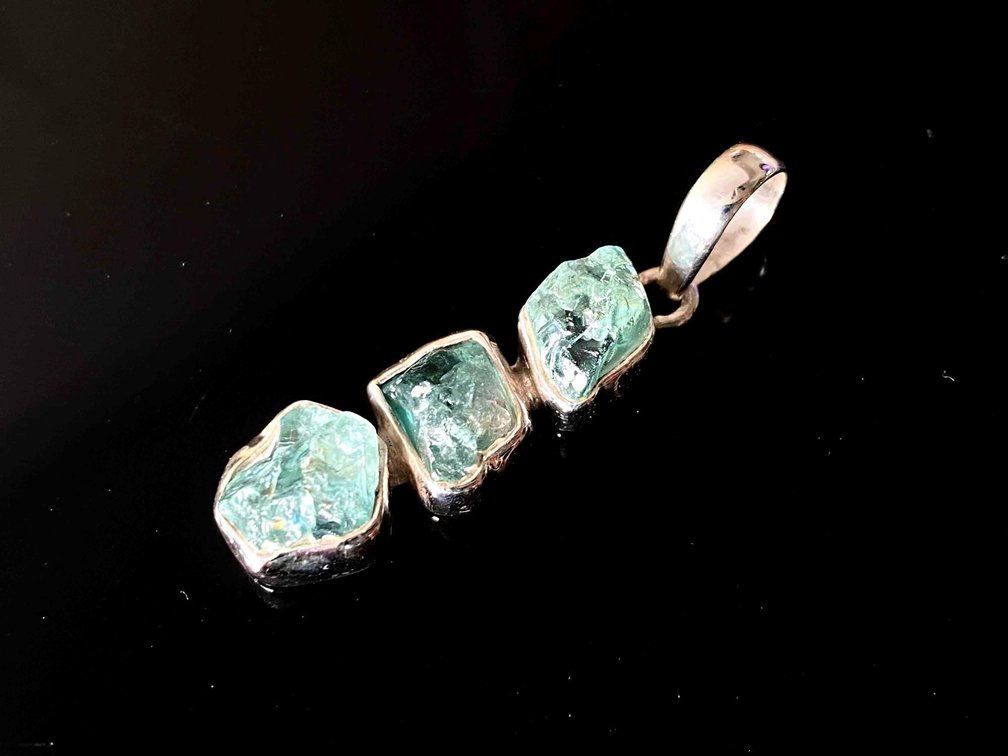 Cascading Rough Apatite Stone Pendant 