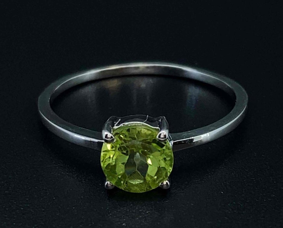 Single Green Peridot Stone Ring Size 7