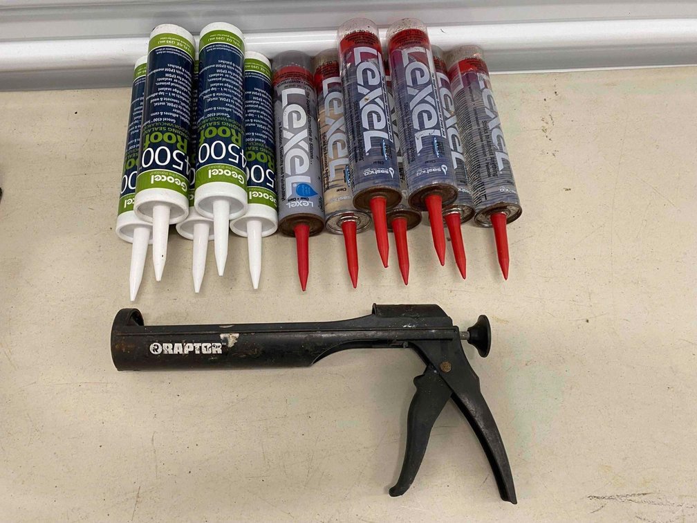 Geocel 4500 Roof Bonding Sealant and Tough Elastic Sealant with Caulking Gun 