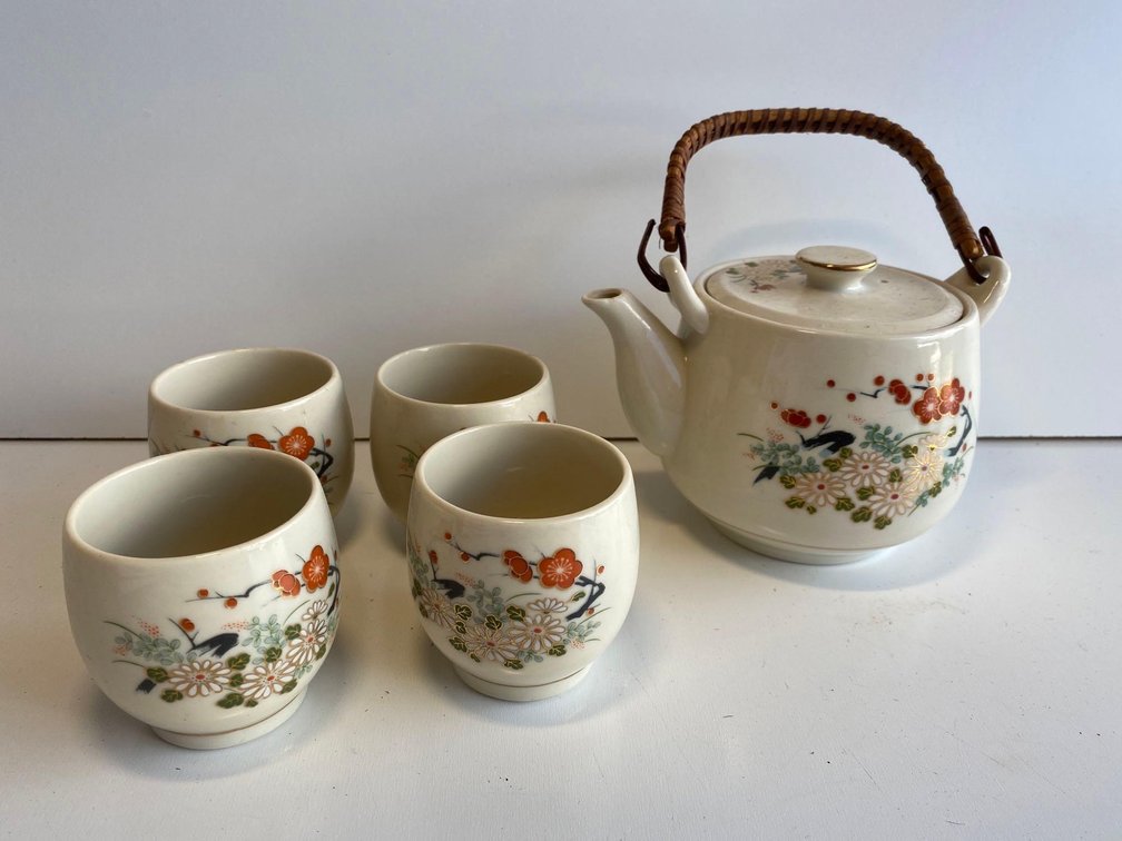 Asian Tea Pot and Four Matching Mugs Set 