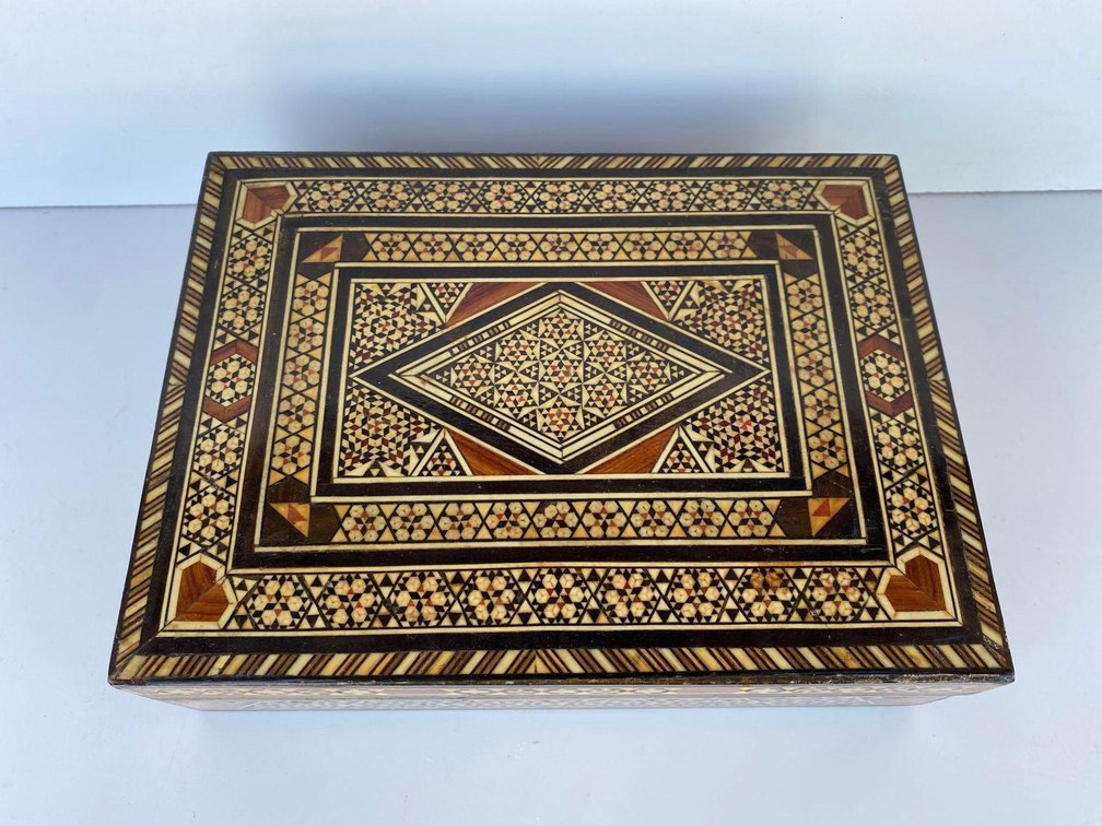 9" Wood and Stone Inlaid Hinge Box 