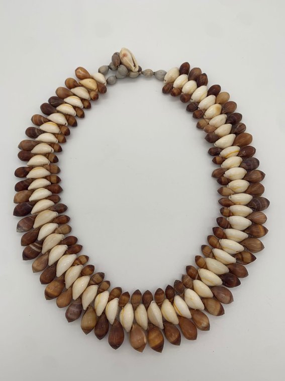 Shell Lei w/seed clasp