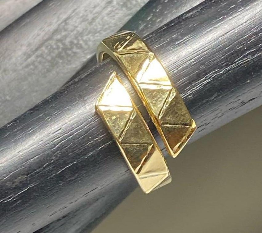 10K Gold Italian Triangle Pattern Ring Size 9 1/2