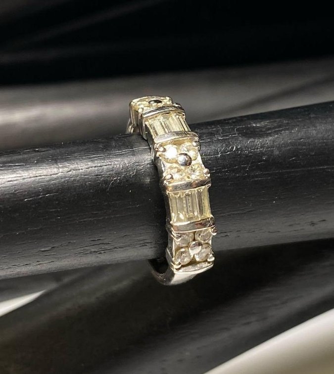 18K White Gold and Diamond Ring Size 7