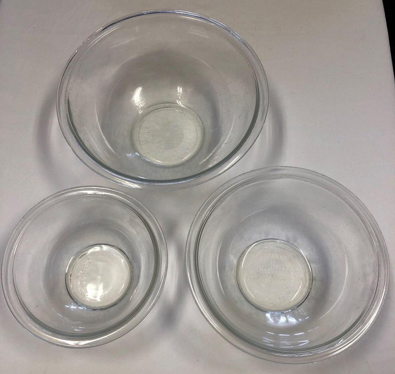 Set of Three Pyrex Nesting Mixing Bowls