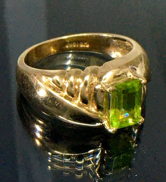 1 Carat Peridot 10k Genuine Gold Gorgeous Ring  Size 6.5   4.6 Grams