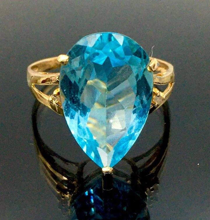 14 Karat Solid Gold Sky Blue 6 Carat Topaz Ring  Size 7.5
