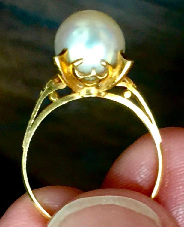 18K Fine Gold and Giant Pearl Ring 3 Grams.  Size 6.25