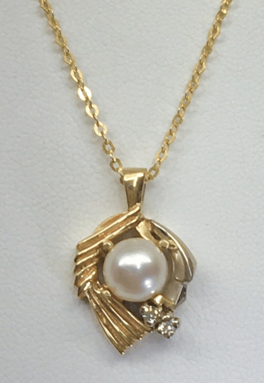 18 Karat Fine Gold Necklace Chain of 19 Inch Length with Pearl Pendant and Diamond Accents. Made of 