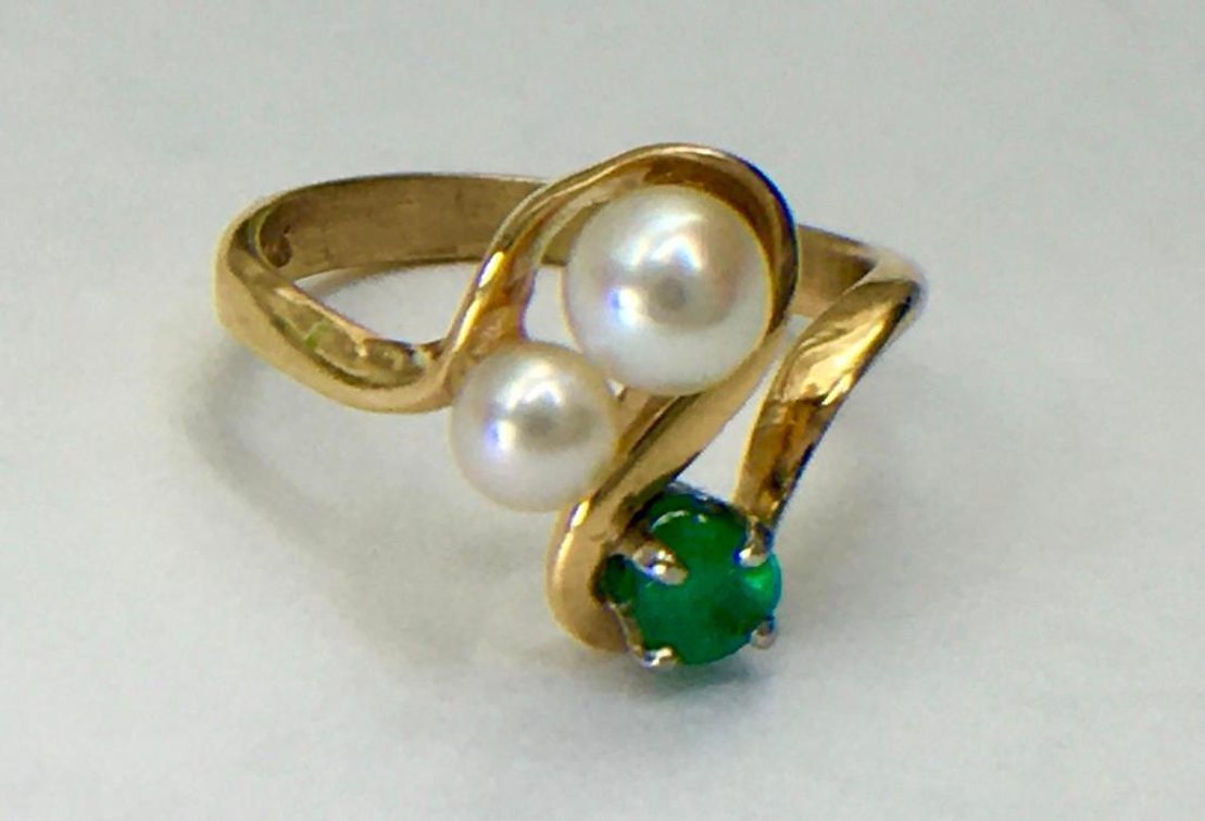 14 Karat Solid Gold Beauty Ring with Emerald and Pearls! Size 3