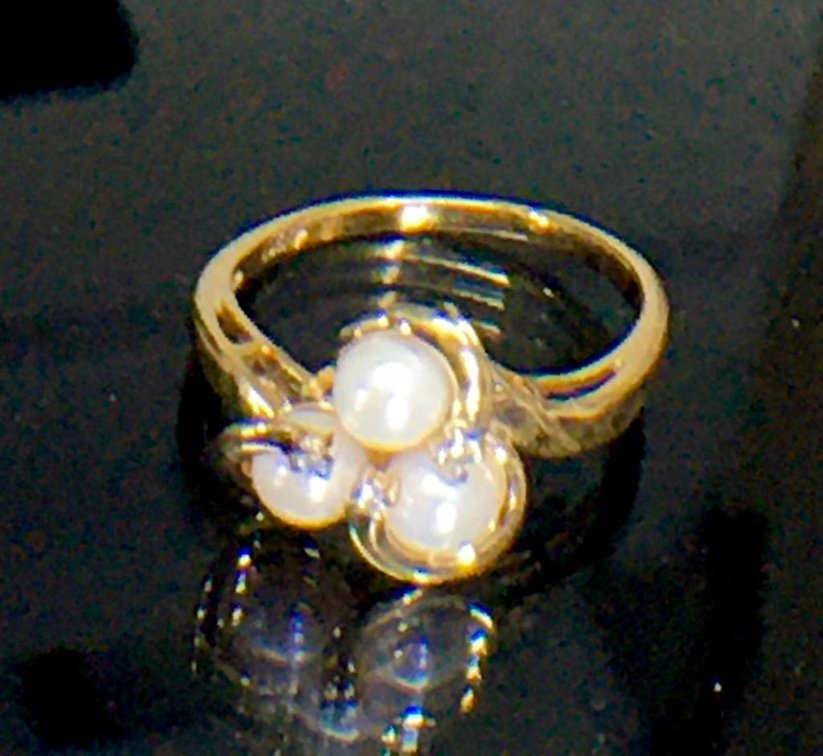 10K Fine Gold, Pearl and Diamonds Ring  Size 6.5