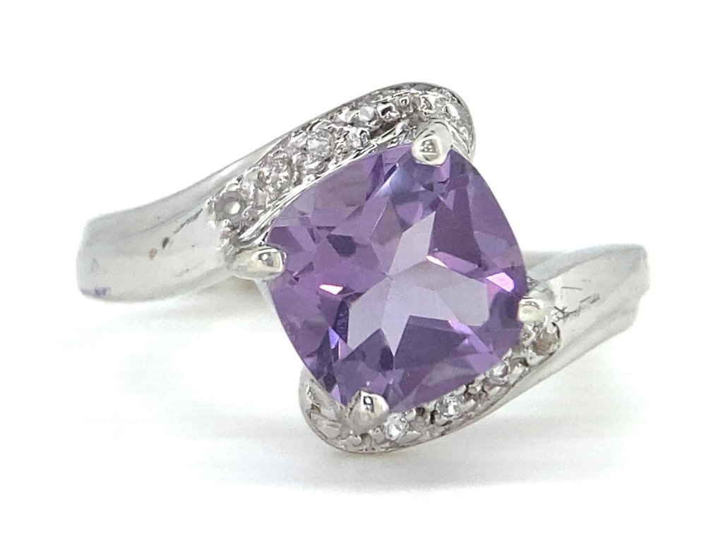 Over 2 Carat Genuine Amethyst Ring  3.05 Grams  Size 7