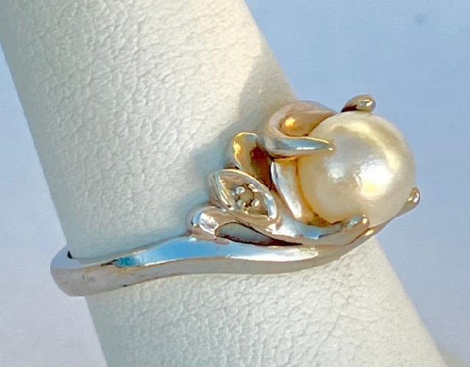 14K Solid White Gold Estate Ring with Center Pearl Fit for a Princess!