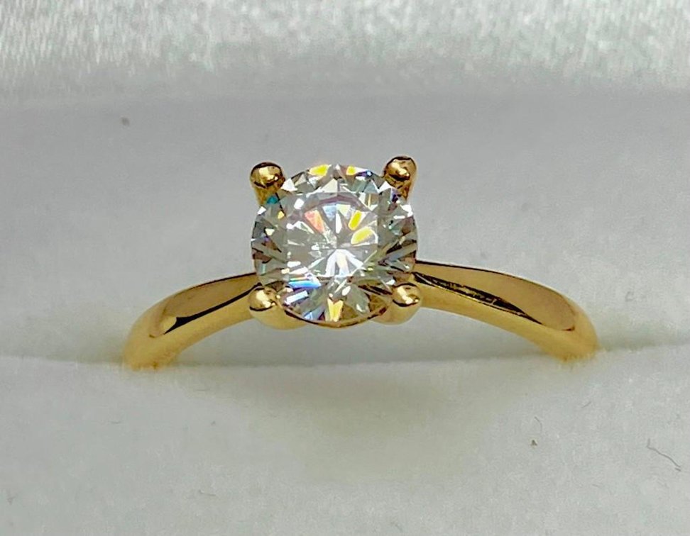 14K Solid Gold Ring with Simulated Diamond Solitaire  Size 7.5