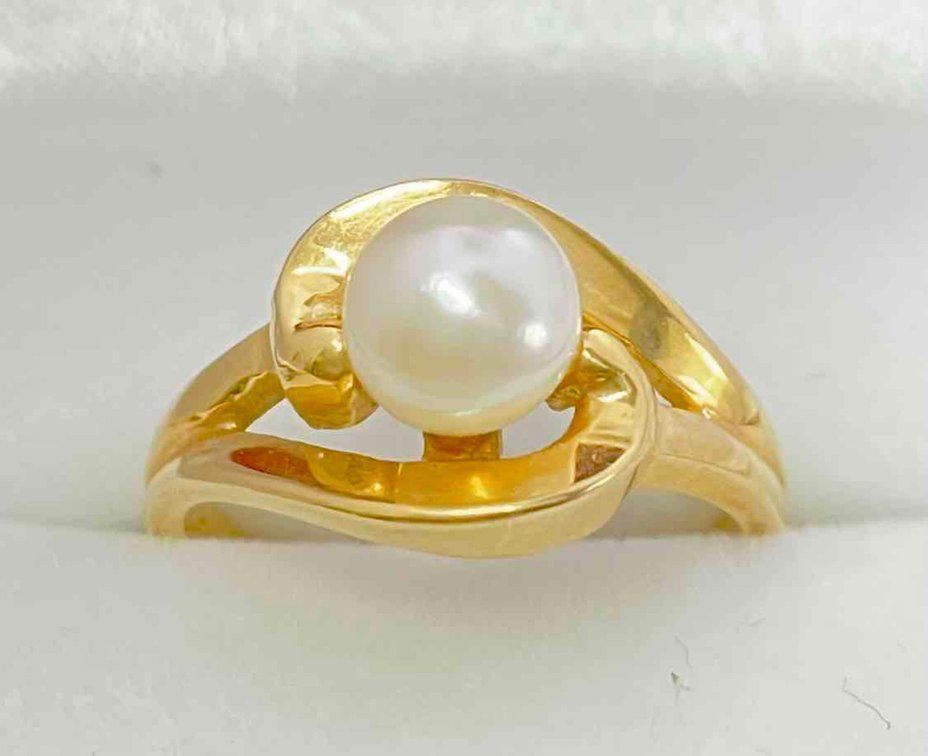 14K Solid Gold Ring With Beautiful White Pearl     3.8 Grams  Size 6