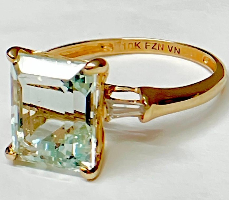10K Solid Gold Ring with Lovely Large Green Stone  Size 9