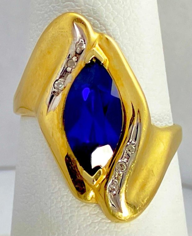 10K Fine Gold Ring With Over 1 Carat Blue Sapphire  Size 6.75