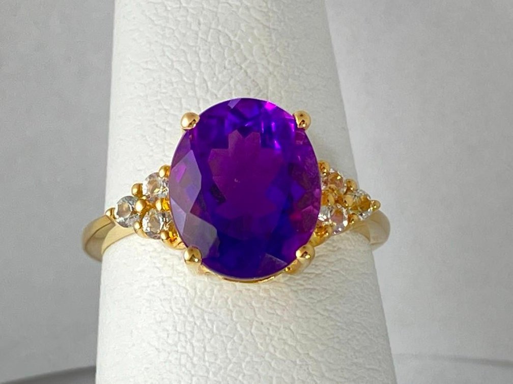 10K Fine Gold With Big Beautiful Purple Amethyst  ​​​​​​​3.5 Grams   Size 7