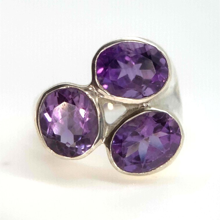 3 LARGE GENUNIE AMETHYST STONES SET IN STERLING SILVER RING  5.7 GRAMS  SIZE 6
