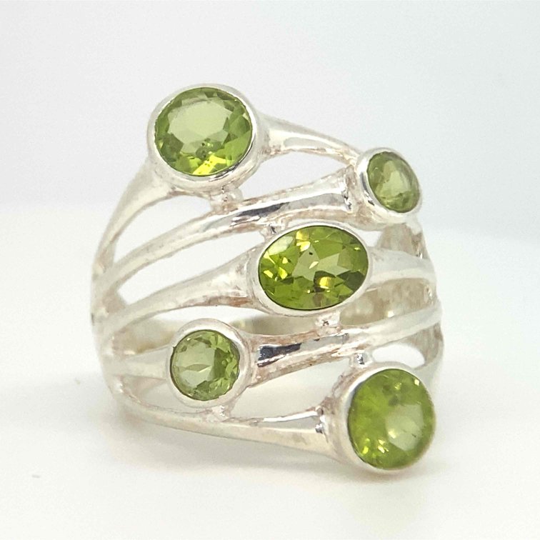 5 GENUINE PERIDOT STONES SET IN A UNIQUE SETTING  7.1 GRAMS   SIZE 9