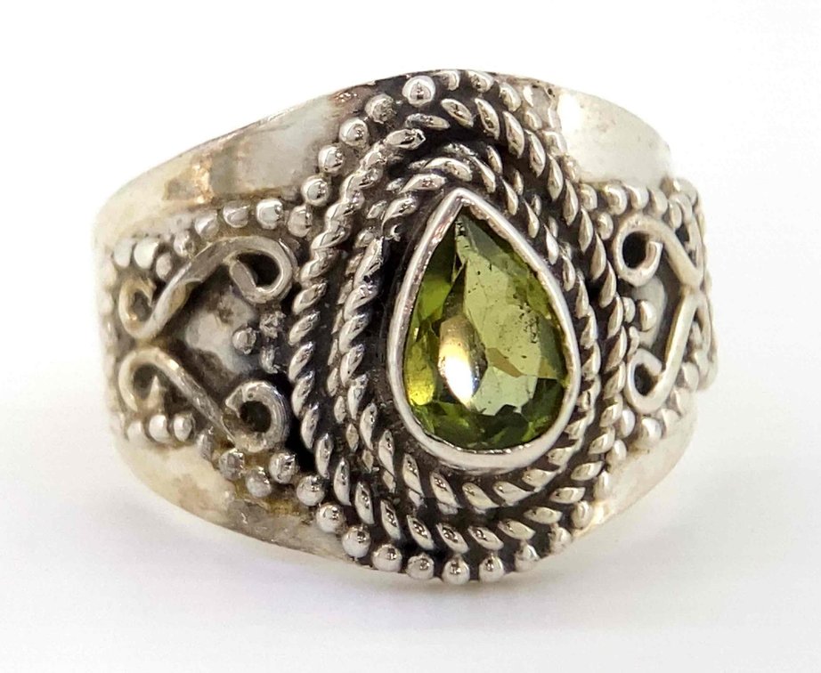 GENUINE PERIDOT PEAR CUT STONE SET IN STERLING SILVER RING   4.23 GRAMS  SIZE 7