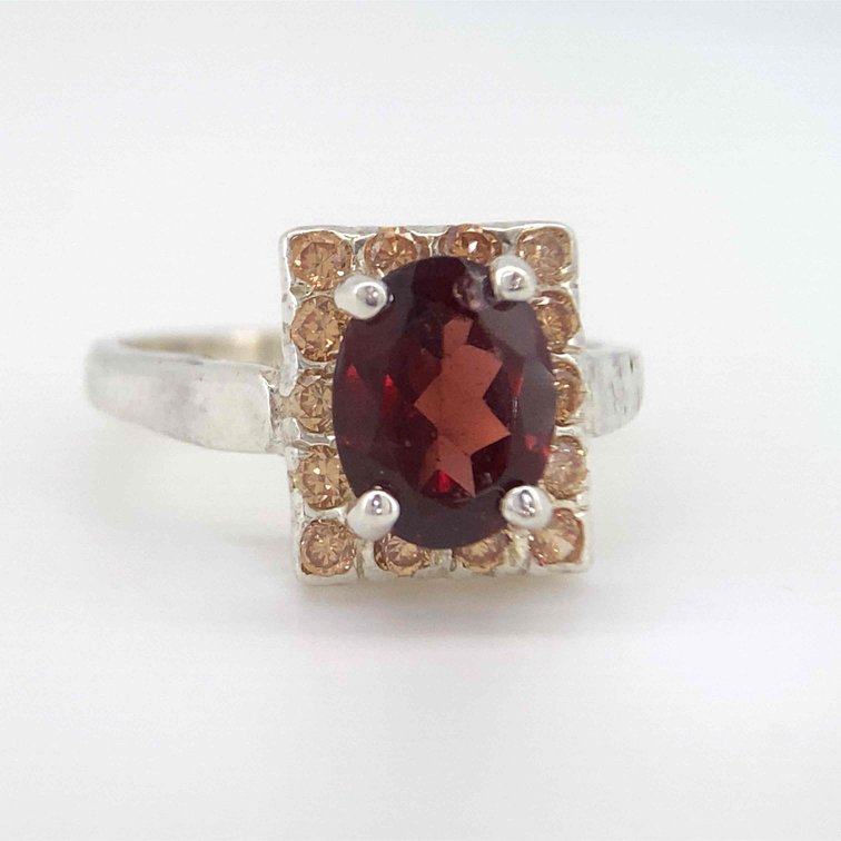 Large Genuine Red Garnet Center Stone With Champagne Accent Stones  3.81 Grams  Size 7