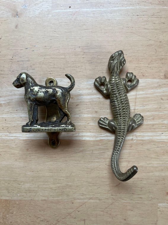 (X’s 2) Brass gecko wall hook Antique brass, dog door knocker
