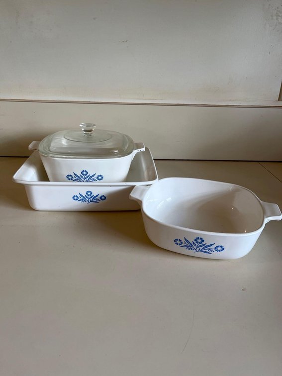 Corning-ware casserole dishes with inter changing lids 