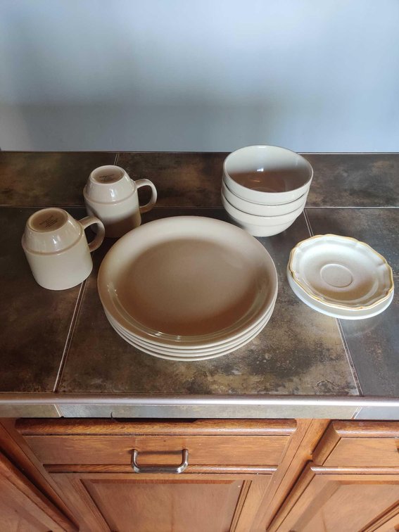 Dinnerware Lot 