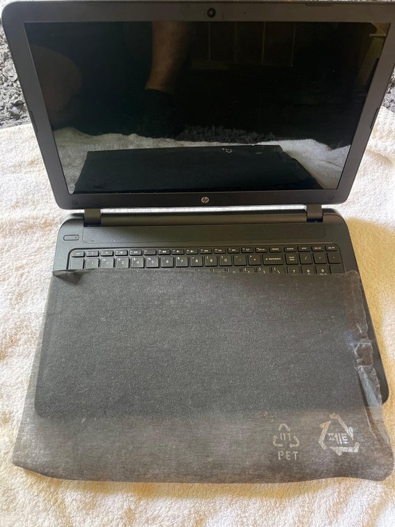 Refurbished 20 Inch HP LAPTOP WITH CASE! Memory wiped ready to go!
