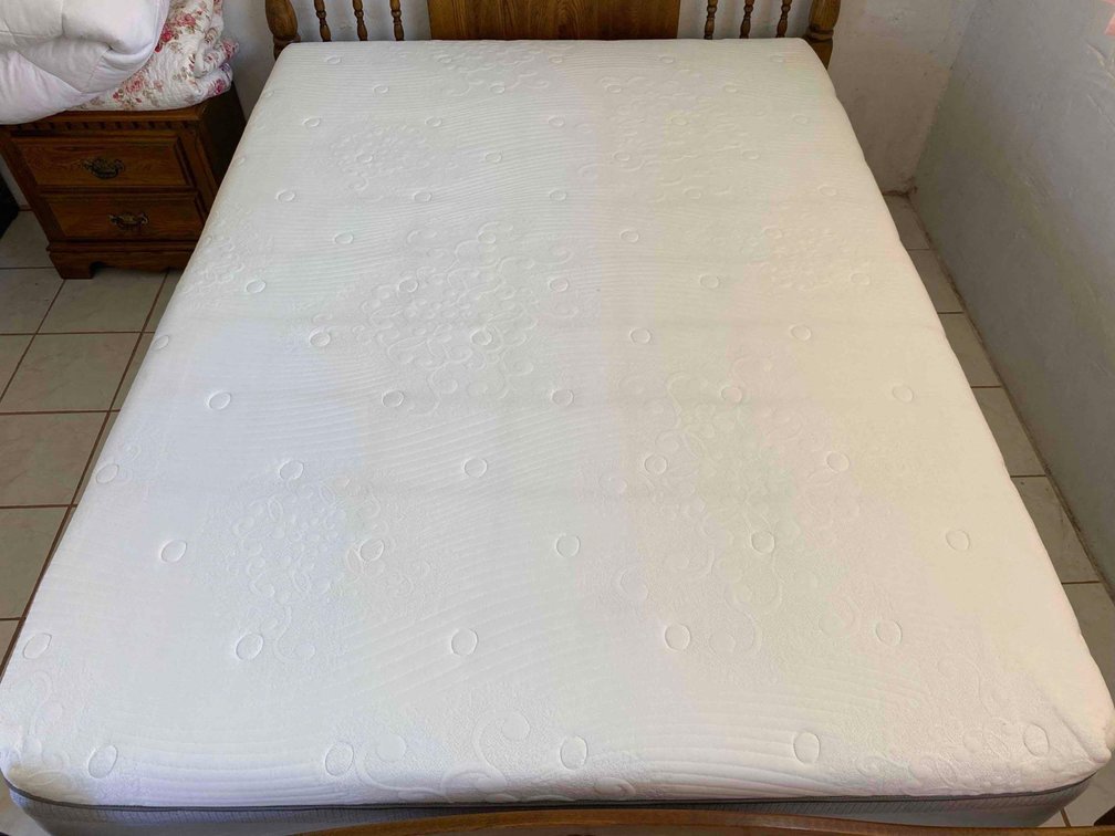Queen Size Posturepedic Style Mattress 