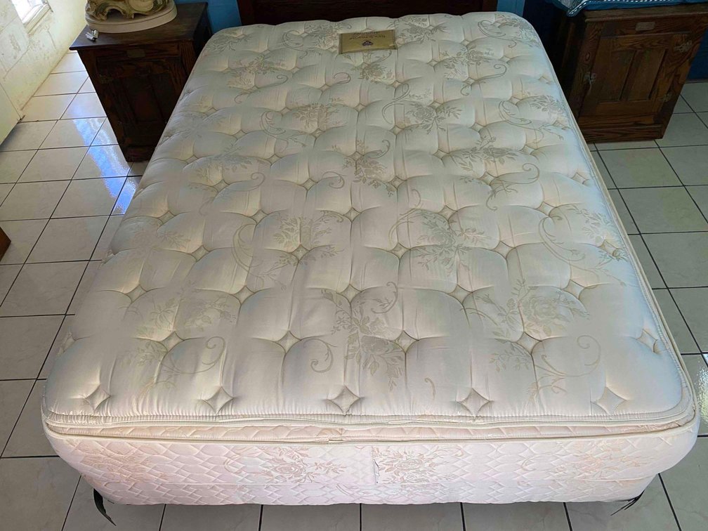 Queen Size Spring Air "Just-Right" Back Supporter Muirfield Mattress 
