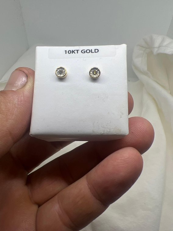 14k Gold STud earring Diamond Accent BRAND NEW