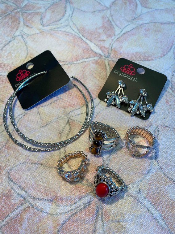 Lot of 4 Rings & 2 Earrings - Paparazzi Jewelry 
