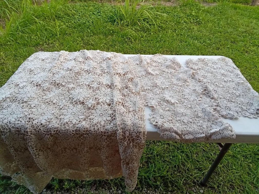 (X's 3) Tablecloth and Table runners 
