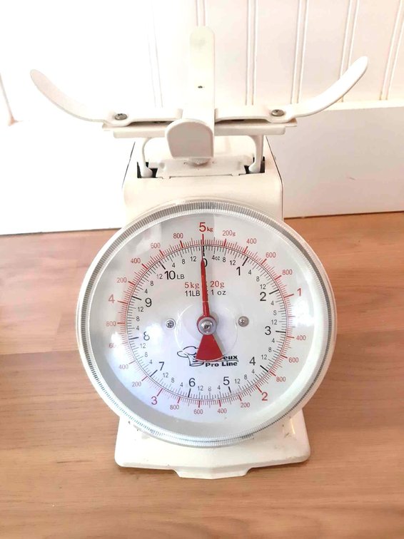 Retro style kitchen scale