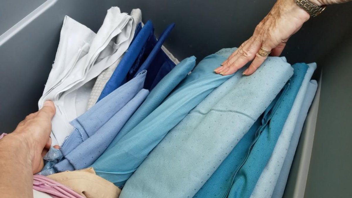  Yards & yards of material, cotton & cotton blends. 