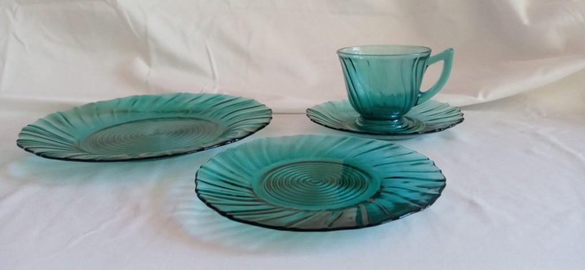Ultra-Marine “Swirl” pattern Place Setting