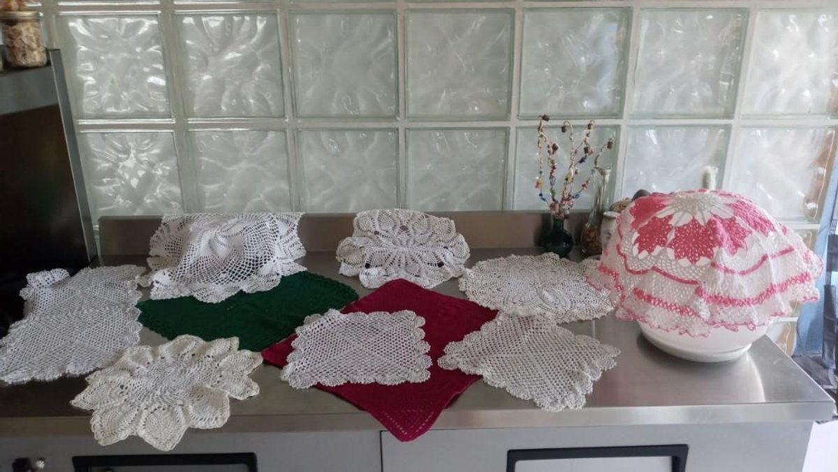 A collection of Beautiful Doilies. Many Handmade. EXCELLENT CONDITION