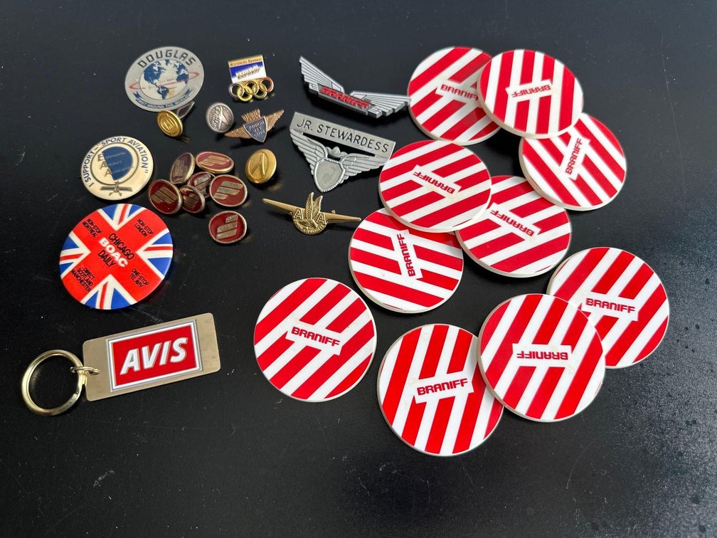 Mixed Lot of Vintage Aviation Pins and Buttons 