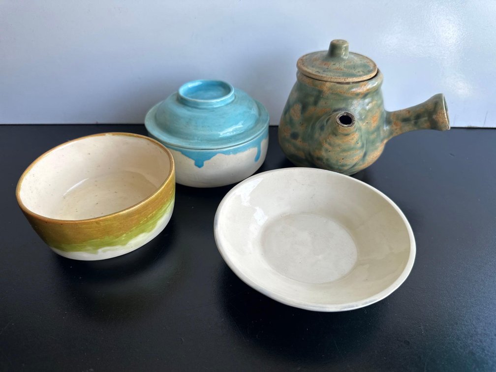 Four Pieces of Mixed Dishware 