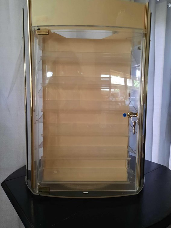 Countertop Display Case with Keyed-Alike Locks