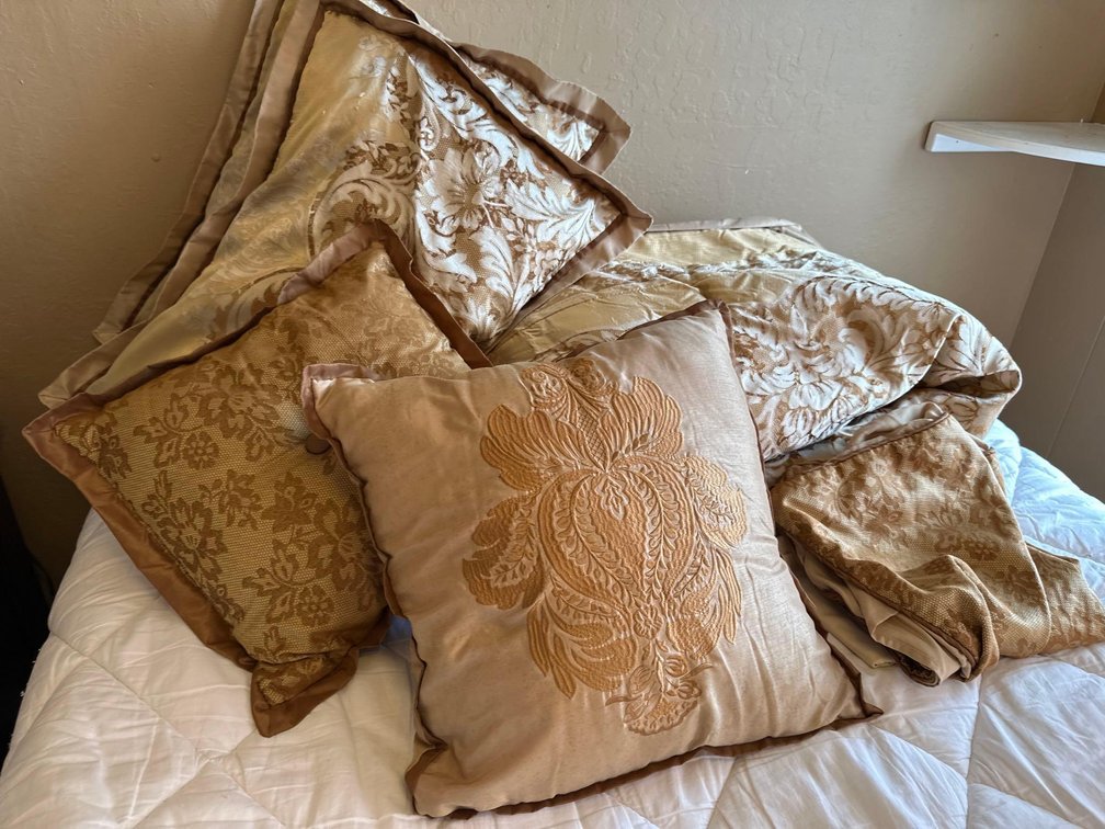 Queen Size Gold Tone Comfortable Pillows and Throw Pillows 